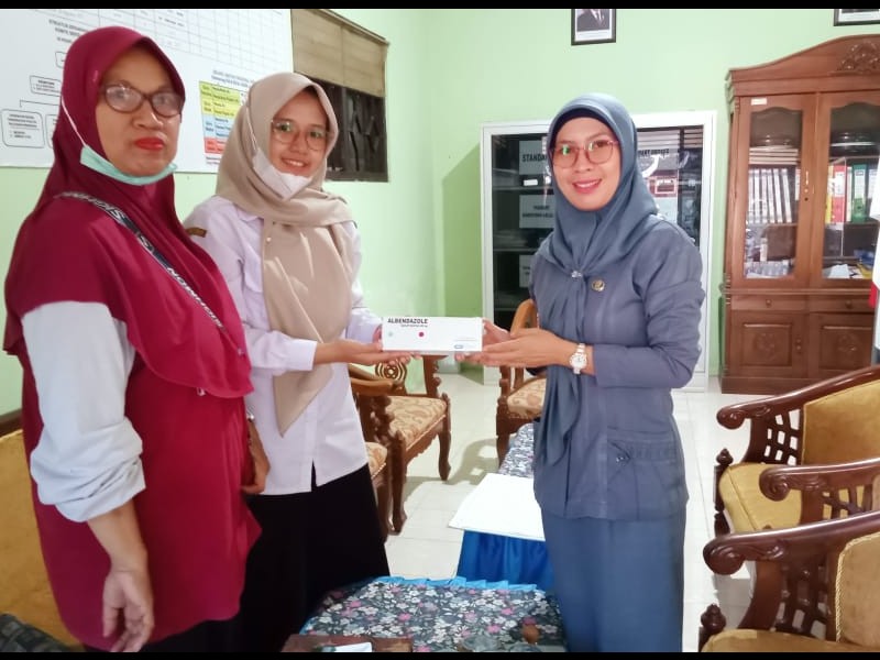 Penyerahan Obat Cacing Dari Puskesmas Kecamatan Situbondo Kepada Dewan Guru SD Negeri 4 Patokan