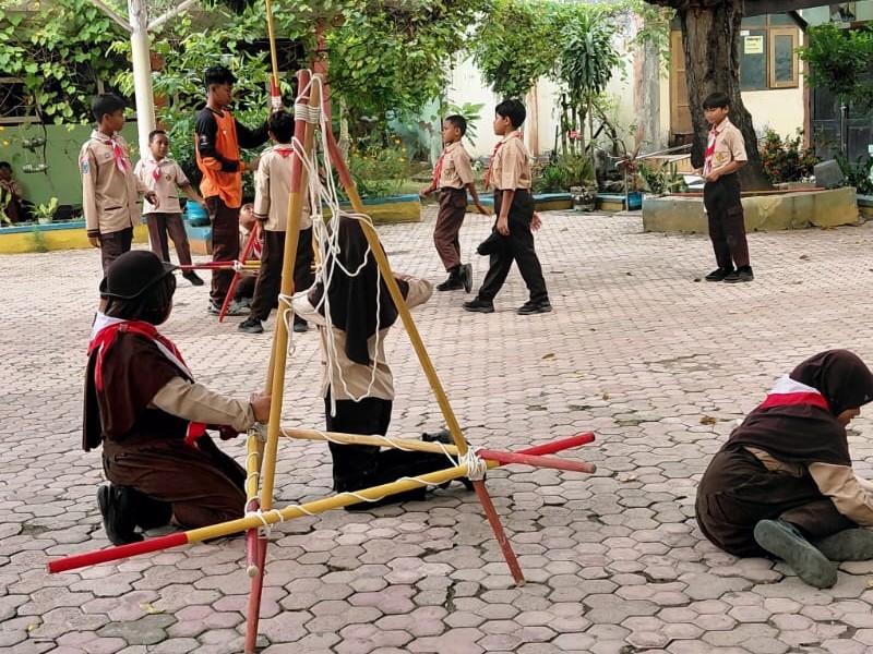 Ekstrapramuka Pelatihan Membuat Tenda Untuk Berkemah